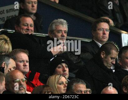 (L-R) Newcastle United Eigentümer Mike Ashley und neu ernannte Manager Kevin Keegan das Spiel von der Tribüne mit Chairman Chris Mort Stockfoto