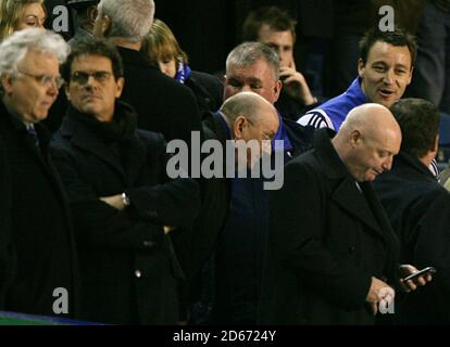 England Manager Fabio Capello in den Ständen mit Chelsea John Terry Stockfoto