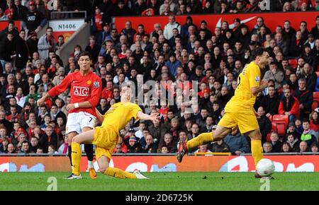 Cristiano Ronaldo von Manchester United (rechts) erzielt seinen zweiten Treffer Das Spiel Stockfoto