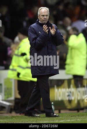 Manchester City Manager Sven Goran Eriksson applaudiert seinen Spielern nach dem Spiel. Stockfoto