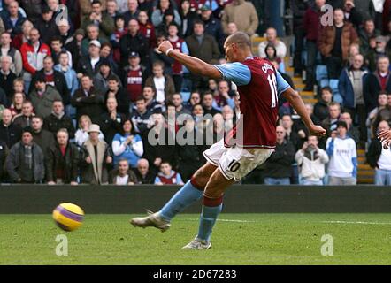 John Carew von Aston Villa erzielt sein drittes Tor der Spiel, das seinen Hattrick vervollständigt Stockfoto