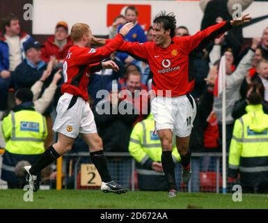 Paul Scholes von Manchester United gratuliert Ruud Van Nistelrooy zum Torreigen Ihr zweites Ziel Stockfoto