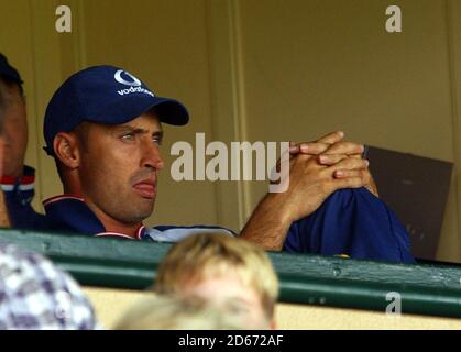 Englands Kapitän Nasser Hussain sieht unbeeindruckt aus, als er ihm zuschaut Seitenrutscher zur Niederlage gegen Australien Stockfoto