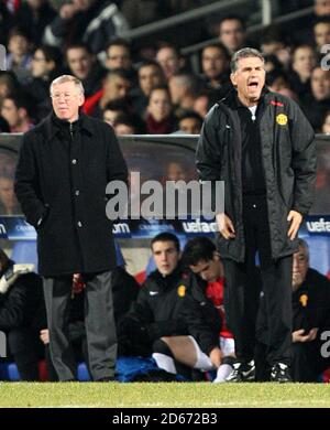 Manchester United Manager Sir Alex Ferguson (l.) und sein Assistent Carlos Queiroz auf der Touchline Stockfoto