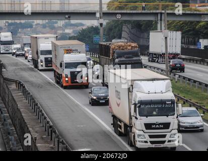 Sao Paulo, Sao Paulo, Brasilien. Oktober 2020. Sao Paulo (SP), 14/10/2020 - TRANSITO/SAO PAULO - Movimentacao no transito na marginal do Tiete, nesta quara-feira Credit: Adeleke Anthony Fote/TheNEWS2/ZUMA Wire/Alamy Live News Stockfoto