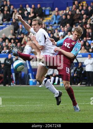 Kevin Davies von Bolton Wanderers und Jonathan Spector von West Ham United Kampf um den Ball Stockfoto