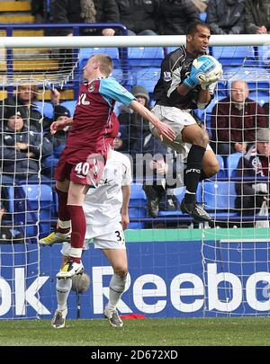 West Ham United's Fred Sears auf das Tor geschossen ist gerettet Von Bolton Wanderers' Torwart Ali Al-Habsi (r) Stockfoto