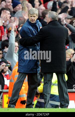 Manchester United Manager Sir Alex Ferguson (r) und Arsenal Manager Arsene Wenger nach dem Schlusspfiff Stockfoto