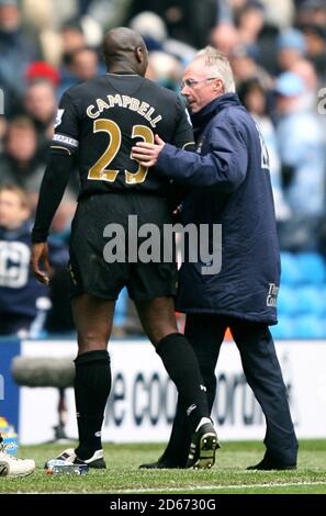 Manchester City Manager Sven Goran Eriksson plaudert nach dem Schlusspfiff mit Sol Campbell (l) von Portsmouth. Stockfoto