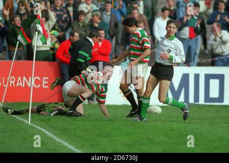 TIGER VERSUCHEN TORSCHÜTZE L. BOYLE (LINKS) FEIERT MIT TONY UNDERWOOD. LEICESTER TIGERS V NORTHAMPTON. PILKINGTON CUP HALBFINALE Stockfoto