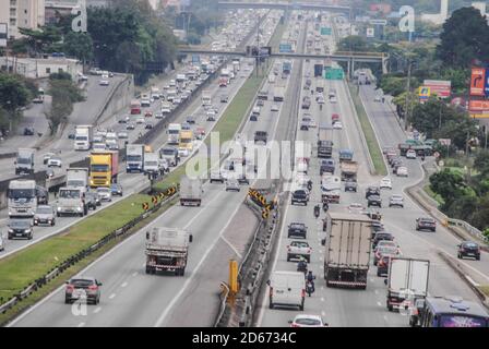 Sao Paulo, Sao Paulo, Brasilien. Oktober 2020. Sao Paulo (SP), 14/10/2020 - TRANSITO/SAO PAULO - Movimentacao no transito na marginal do Tiete, nesta quara-feira Credit: Adeleke Anthony Fote/TheNEWS2/ZUMA Wire/Alamy Live News Stockfoto