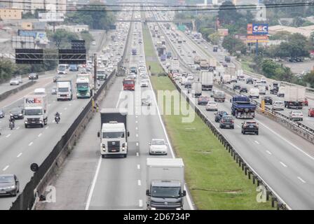 Sao Paulo, Sao Paulo, Brasilien. Oktober 2020. Sao Paulo (SP), 14/10/2020 - TRANSITO/SAO PAULO - Movimentacao no transito na marginal do Tiete, nesta quara-feira Credit: Adeleke Anthony Fote/TheNEWS2/ZUMA Wire/Alamy Live News Stockfoto