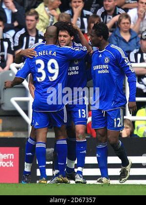 Chelsea's Michael Ballack (zweiter von rechts) Feiert Scoring seine Seiten erstes Tor des Spiels mit Seine Teamkollegen Stockfoto