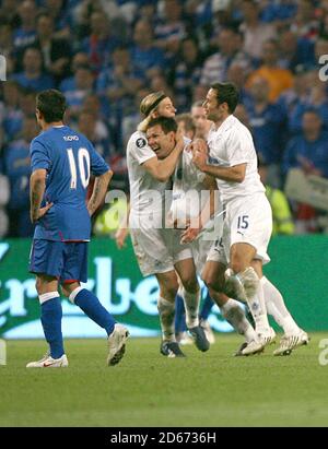 FC Zenit Sankt Petersburgs Konstatin Zyryanov's feiert mit seinem Team Mates nach dem zweiten Tor als Rangers Nacho Novo (L) ist dejeziert Stockfoto