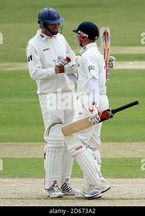 Sussex's Matthew Prior (rechts) feiert sein Jahrhundert mit Teamkollege Robin Martin-Jenkins. Stockfoto