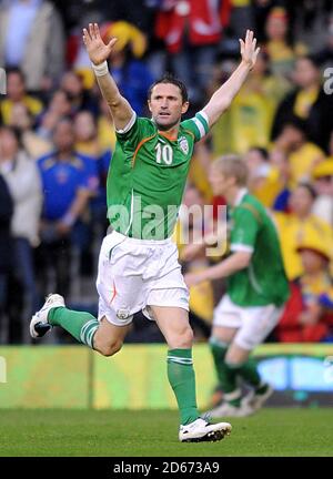 Robbie Keane, Irlands Republik, feiert das Tor zum ersten Tor des Spiels. Stockfoto