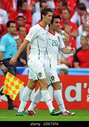 Der Portugiesen Cristiano Ronaldo (links) feiert mit Teamkollege Anderson Deco nach dem dritten Tor des Spiels. Stockfoto