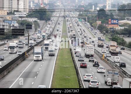 Sao Paulo, Sao Paulo, Brasilien. Oktober 2020. Sao Paulo (SP), 14/10/2020 - TRANSITO/SAO PAULO - Movimentacao no transito na marginal do Tiete, nesta quara-feira Credit: Adeleke Anthony Fote/TheNEWS2/ZUMA Wire/Alamy Live News Stockfoto