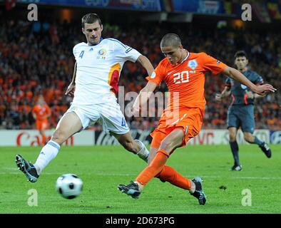 Gabriel Sebastian Tamas, Rumänien und Ibrahim Afellay, Holland, kämpfen um den Ball Stockfoto