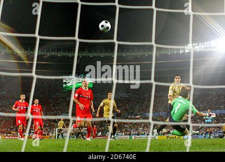 Spaniens Daniel Guiza (2. Rechts) Chips gegen Russlands Torwart Igor Akinfeev (r), um Spanien zu Punkten Zweites Tor des Spiels Stockfoto