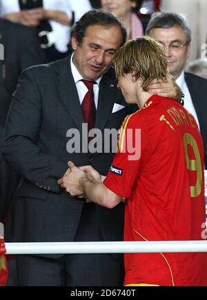 UEFA-Präsident Michel Platini gratuliert dem spanischen Fernando Torres zu seiner Teilnahme Sammelt seine Trophäe ein Stockfoto