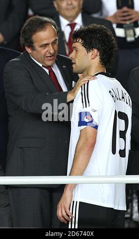 UEFA-Präsident Michel Platini tröstet Deutschlands Kapitän Michael Ballack als Er sammelt seine Medaille Stockfoto