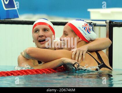 Die britische Rebecca Adlington (links) feiert den Gewinn der Goldmedaille Mit Joanne Jackson, die die Bronzemedaille in der gewann Frauen 400 m Freistil Finale in Peking National Aquatic Center Stockfoto