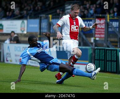 Garry O'Connor und Wycombe Wanderers' will Antwi (links Kampf um den Ball. Stockfoto