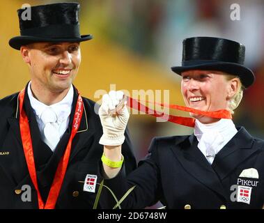 Dänemarks Prinzessin Nathalie zu Sayn-Wittgensteinon (rechts) zeigt ihre Medaille mit Andreas Helgstrand, als sie ihre Bronzemedaille in der feiern Mannschaftsdressuren am Olympischen Reitstall in Hongkong Sha-Tin Stockfoto