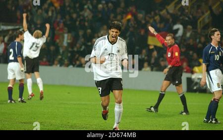 Deutschlands Michael Ballack feiert das zweite Tor gegen Schottland Stockfoto