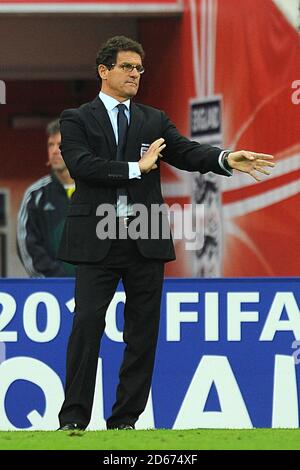 England-Manager Fabio Capello lenkt seine Spieler von der Touchline aus Stockfoto