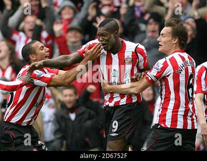 Sunderland's Djibril Cisse feiert Scoring seiner Seiten erstes Tor von Das Spiel mit Teamkollege Anton Ferdinand (links) Stockfoto