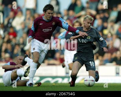 Michael Carrick von West Ham United und Luke Chadwick von Burnley. Stockfoto