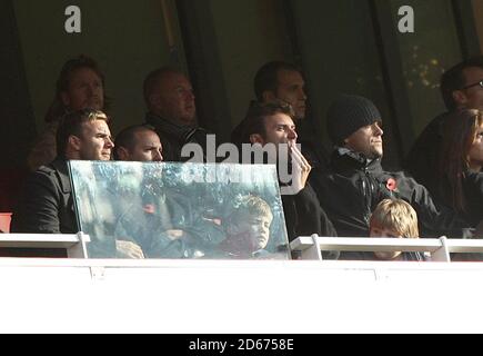 Gary Barlow (l) Jonathan Wilkes (2. R) Und Robbie Williams (r) schaut sich das Spiel auf den Tribünen an Stockfoto