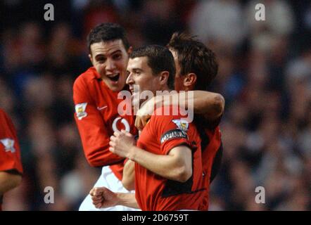 John O'Shea und Gary Neville von Manchester United gratulieren Roy Keane Beim Erreichen ihres dritten Tores Stockfoto