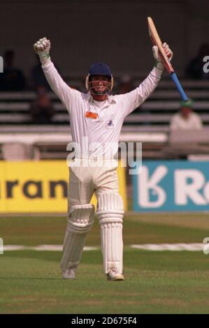 GRAHAM THORPE BEKOMMT SEIN 1. TESTCENTURY FÜR ENGLAND, GEGEN AUSTRALIEN. TRENT BRIDGE NOTTINGHAM Stockfoto