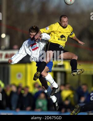 Darren Stride von Burton Albion (r) und Matty Robson von Hartlepool United Stockfoto