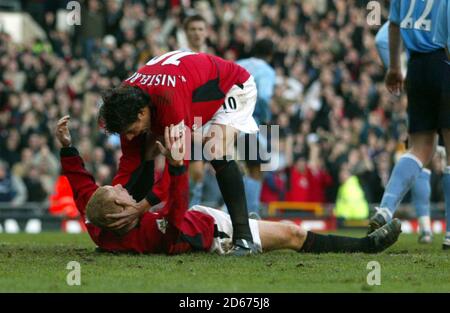 Paul Scholes von Manchester United feiert danach mit Ruud van Nistelrooy Das 3. Tor Stockfoto