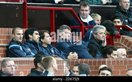 Die Bank von Manchester City sitzt niedergeschlagen (Manager Kevin Keegan (r)) Stockfoto