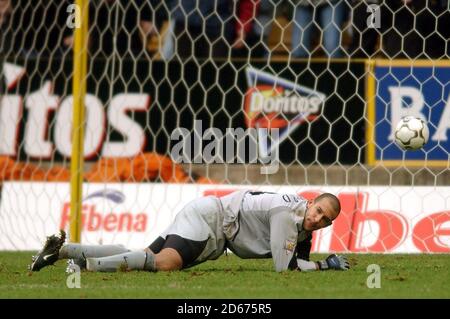 Manchester United Torhüter Tim Howard liegt nach dem Sieg niedergeschlagen Tor von Wolverhampton Wanderers' Kenny Miller (nicht im Bild) Stockfoto