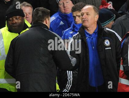 Chelsea-Manager Luiz Felipe Scolari (r) und Southend United-Manager Steve Tilson schütteln sich nach dem letzten Pfiff die Hände. Stockfoto