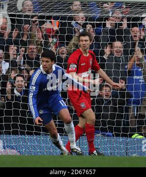 Chelsea's Michael Ballack feiert, nachdem er das 1. Tor seines Teams erzielt hat Stockfoto