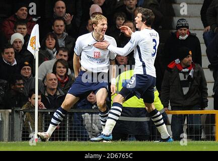 Tottenham Hotspur Roman Pavlyuchenko (links) feiert nach dem ersten Tor des Spiels mit Teamkollege Gareth Bale. Stockfoto