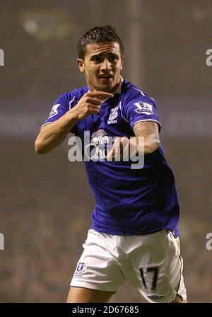 Everton's Tim Cahill feiert Scoring das Eröffnungstreffer Stockfoto