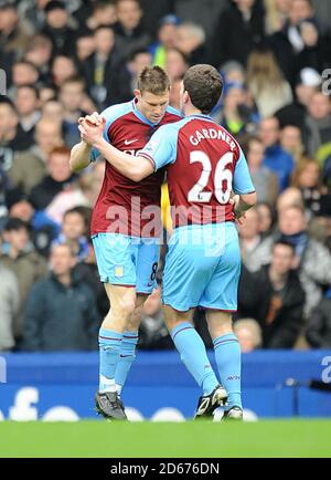 James Milner (l) von Aston Villa feiert mit Teamkollege Craig Gardner, nachdem er den Ausgleich Tor aus dem Elfmeterschießen Spot Stockfoto