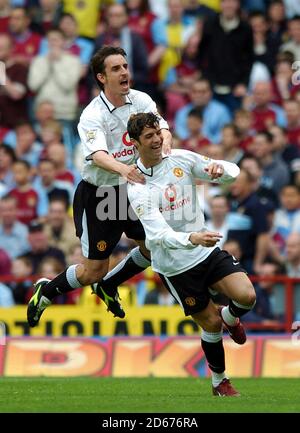 Cristiano Ronaldo von Manchester United feiert den Torstand gegen Aston Villa mit Gary Neville Stockfoto