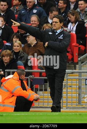 England-Manager Fabio Capello leitet seine Spieler bilden die Touchline Stockfoto