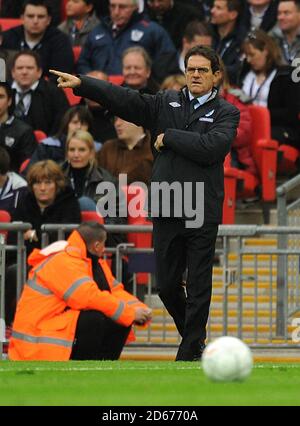 England-Manager Fabio Capello leitet seine Spieler bilden die Touchline Stockfoto