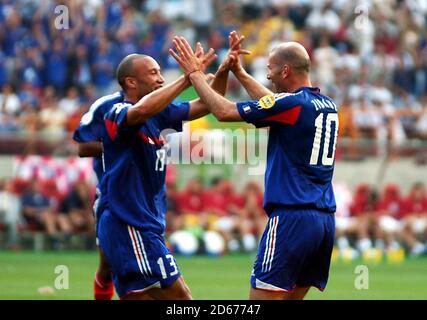 Der Franzose Mikael Silvestre (l) feiert das Tor zum Auftakt mit Teamkollege Zinedine Zidane Stockfoto