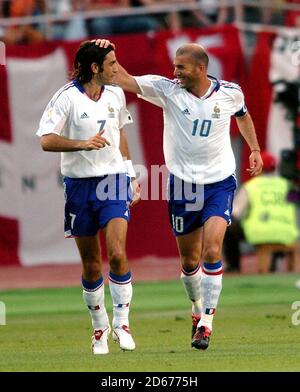 Der französische Zinedine Zidane feiert das Tor zum ersten Tor mit seinem Teamkollegen Robert Pires (l) Stockfoto